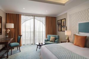Giường trong phòng chung tại Al Najada Doha Hotel by Tivoli