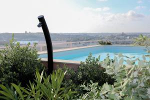 uma vista para uma piscina a partir de uma casa em Ta' Tereza In Manwel Dimech em Sliema