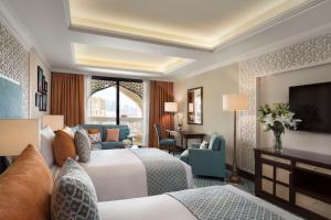 TV a/nebo společenská místnost v ubytování Al Najada Doha Hotel by Tivoli