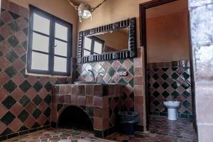 梅爾祖卡的住宿－Auberge Bivouac La Belle Etoile，一间带壁炉和镜子的浴室