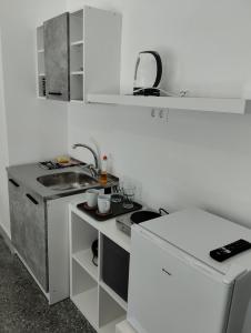cocina blanca con fregadero y encimera en PANSEA 05 IsimeriaHomz, en Tesalónica