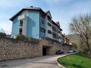 un edificio al lado de una pared de piedra en LA VECCHIA MASERA en Mori