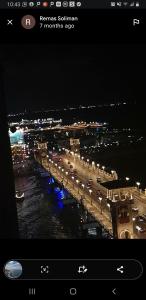 - une vue sur un pont sur l'eau la nuit dans l'établissement Stanley Bridge Apartment, à Alexandrie