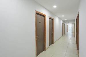 un couloir vide avec portes dans l'établissement Townhouse 819 Peeragarhi Chowk, à New Delhi