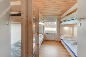 un dortoir avec deux lits superposés et une fenêtre dans l'établissement Cozy holiday house with pool by the sea - SJ940, à Harboør 28 autres photos