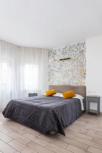 ein Schlafzimmer mit einem großen Bett mit gelben Kissen in der Unterkunft Appartamento in Cagliari