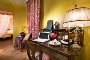 a laptop computer sitting on top of a wooden desk at Graziella Patio Hotel in Arezzo