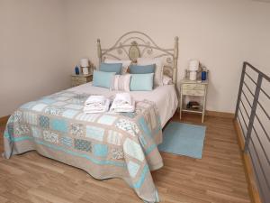 sypialnia z łóżkiem z dwoma ręcznikami w obiekcie La Morada de Toledo w mieście Toledo
