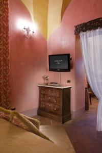 TV a/nebo společenská místnost v ubytování Graziella Patio Hotel