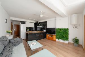 sala de estar con sofá y cocina en Apartamento villa playa, en Benidorm