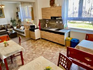 cocina y sala de estar con sofá y mesa en Villa Slnecnica, en Nová Lesná