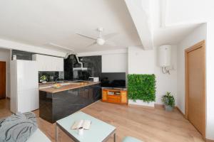 cocina con paredes blancas y techo blanco en Apartamento villa playa, en Benidorm