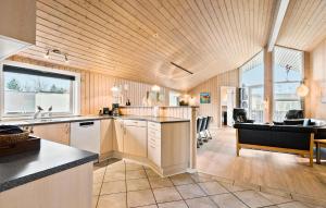 eine Küche und ein Wohnzimmer mit Tisch und Stühlen in der Unterkunft Holiday Home Fasanvænget Hemmet I in Hemmet + 18 Fotos