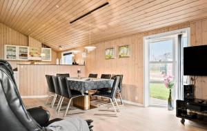 ein Esszimmer mit einem Tisch und schwarzen Stühlen in der Unterkunft Holiday Home Fasanvænget Hemmet I in Hemmet