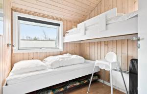 HemmetにあるAmazing Home In Hemmet With 3 Bedrooms, Sauna And Wifiの小さな家のベッド1台 窓付