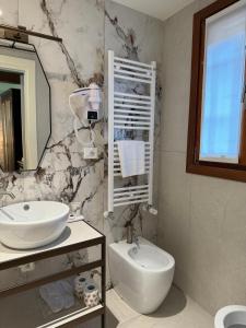 A bathroom at 312 Piazza San Marco