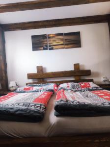 two beds sitting next to each other in a bedroom at Ubytování v komfortní chatce Štít in Chlumec nad Cidlinou