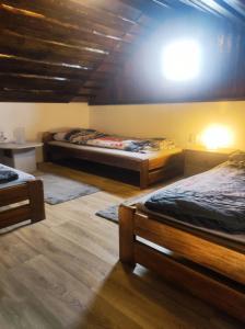 two beds in a room with a ceiling at Ubytování v komfortní chatce Štít in Chlumec nad Cidlinou