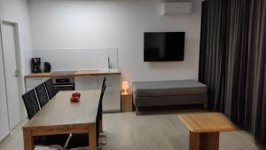 een kleine woonkamer met een tafel en een bank bij Eleonoras Ferienwohnung in Würzburg Stadt mit Terrasse und eigenen Parkplätzen vor der Tür, für große Gruppen bis zu 13 Personen geeignet in Würzburg