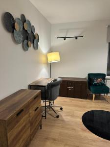 a living room with a desk and a chair at 3 Bed Chill Glouc in Gloucester