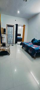 um quarto com uma cama e uma mesa em Advik cottege em Rāmnagar