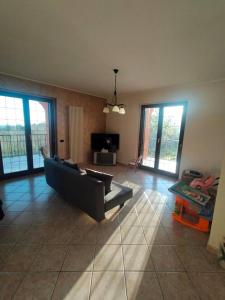sala de estar con sofá y TV en 3 bedrooms house with private pool terrace and wifi at Abbateggio en Abbateggio