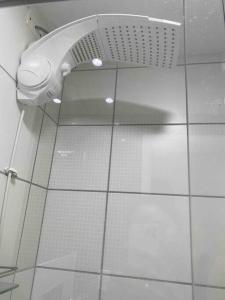 a white tiled floor in a bathroom with a toilet at Apto Lindo/Aconchegante perto da UEL/bares/ centro in Londrina