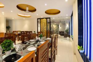 a dining room with a long table and chairs at Denver Paragon Suites Delhi Airport in New Delhi