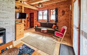 ein Wohnzimmer mit einem Sofa, einem Tisch und Stühlen in der Unterkunft Amazing Home In Stepnica With 2 Bedrooms And Wifi in Stepnica