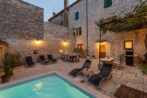 スベットヴィンチェナットにあるRustic Villa with pool in the center of a romantic little placeのギャラリーの写真