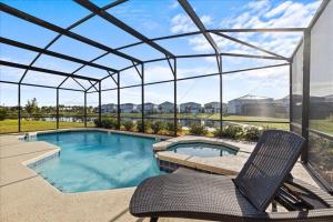 uma piscina com uma pérgola e uma cadeira em Top Villas - Solterra Resort 816 em Davenport