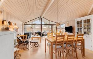 Una cocina y un comedor con mesa y sillas. en Stunning Home In Humble With Sauna, en Humble