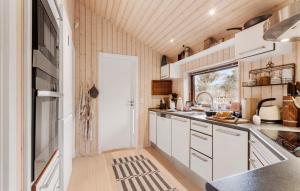 Una cocina con gabinetes blancos y una ventana grande. en Stunning Home In Humble With Sauna, en Humble