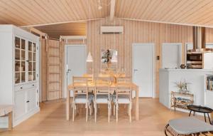 Un comedor con mesa y sillas de madera. en Stunning Home In Humble With Sauna, en Humble