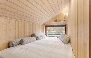 4 Bedroom Beautiful Home In Humble في Humble: غرفة بسرير كبير في غرفة خشبية
