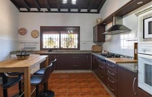 Η κουζίνα ή μικρή κουζίνα στο 4 Bedroom Stunning Home In Guillena