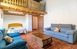 Χώρος καθιστικού στο 4 Bedroom Stunning Home In Guillena