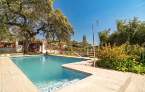 Πισίνα στο ή κοντά στο 4 Bedroom Stunning Home In Guillena