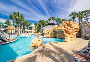 einen Pool in einem Resort mit einer Wasserrutsche in der Unterkunft Beach4u 4bu By Pkrm in Pensacola