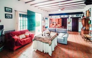 sala de estar con sofá y mesa en Lovely Home In Los Palacios With Private Swimming Pool, Can Be Inside Or Outside en Los Palacios y Villafranca