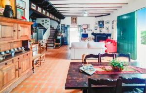 ein Wohnzimmer mit einem Sofa und einem Tisch in der Unterkunft Beautiful Home In Los Palacios With Private Swimming Pool, Can Be Inside Or Outside in Los Palacios y Villafranca