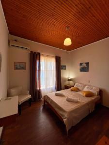 una camera con un grande letto e una finestra di Stefanos Apartments by SV Alians ad Agios Gordios