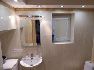 un bagno con lavandino e specchio di Domek Chmiel II nad Jeziorem Tarnobrzeskim a Chmielów Altre 56 foto