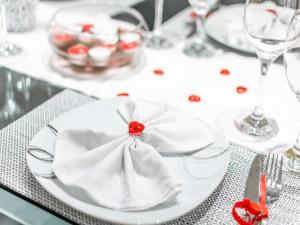 einem weißen Tisch mit einer weißen Platte mit einer Serviette in der Unterkunft Holiday Home Dom & San in Varaždin