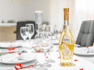 eine Flasche Wein auf einem Tisch mit Brille in der Unterkunft Holiday Home Dom & San in Varaždin