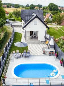 einen Blick über einen Pool im Hinterhof in der Unterkunft Holiday Home Dom & San in Varaždin