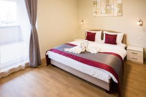 Un dormitorio con una cama con una toalla. en Di Verdi Imperial Hotel en Budapest