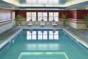 una piscina en una habitación de hotel con agua azul en Residence Inn Long Island Hauppauge/Islandia, en Hauppauge