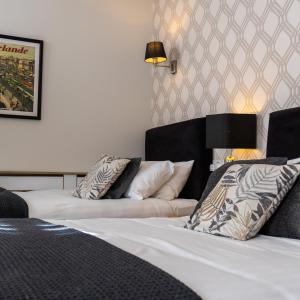 una habitación de hotel con 2 camas y una lámpara en Eccles Townhouse, en Dublín