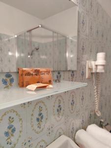 - une salle de bains pourvue d'une étagère avec un sac dans l'établissement Lorenzhof by JULKA - self checkin, à Ledenitzen